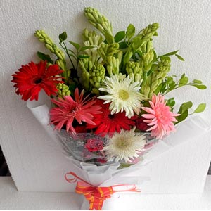Mixed Gerbera & Rajanigandha in a bouquet