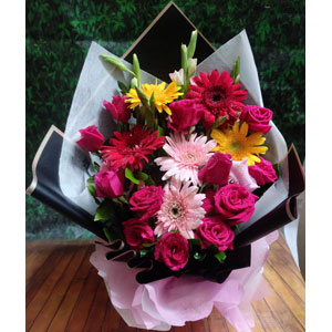(24) Mixed flowers in a bouquet
