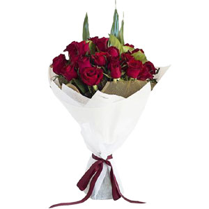 2 dozen red roses in bouquet