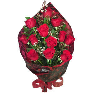 12 pieces red roses in a bouquet
