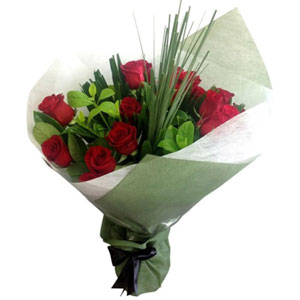 12 pieces red roses in a bouquet