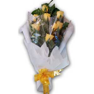 10 pieces yellow roses in a bouquet