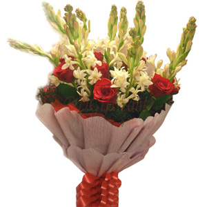 Rajanigandha and Rose in a bouquet