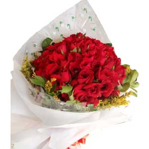 60 pieces red roses in a bouquet