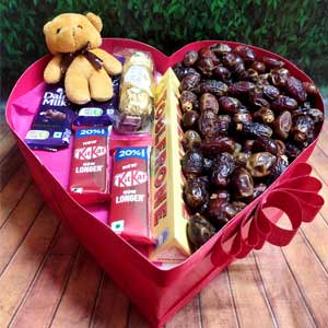 Khejur W/ Chocolates & Teddy Key-ring