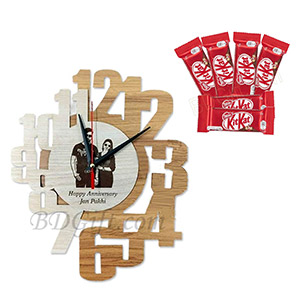 Personalized Clock & KitKat Delight